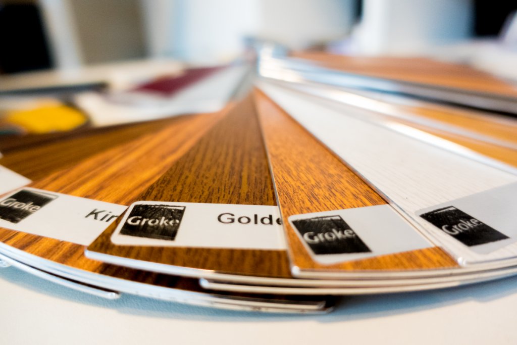 ausstellung_farben_holz_fenster